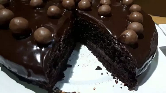 طريقة عمل كيكة الشوكولاتة بالصوص